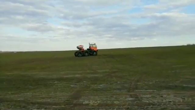 Внесение гранулированных удобрений специализированной техникой Туман 1м смотреть онлайн