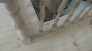 Два полезных совета при сборке лестницы. Как закрепить деревянный столб ограждений к полу?