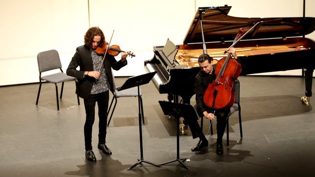 Tim Fain & Viktor Uzur play Philip Glass, Duos from Double Concerto for violin, cello and orchestra смотреть онлайн