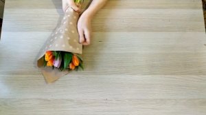 Букет из тюльпанов на 8 марта. Как просто и быстро упаковать маленький букет.