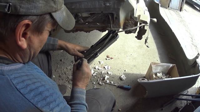Извлекаем обычную монтажную пену из автомобиля?♂️Устраняем перекупские заплатки. Ремонт Мазды МПВ. смотреть онлайн
