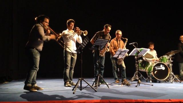 Sbucciami l'alluce by Francesco Sangiovanni & Rural Electrification Orchestra смотреть онлайн