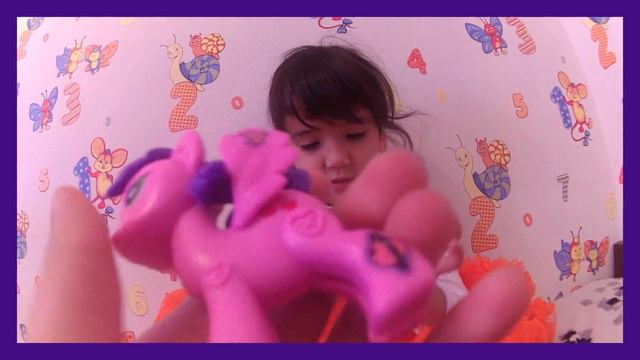 Адиле открывает пони в яйце! Украшаем пони наклейками! Старшие и младшие! Видео для детей. смотреть онлайн