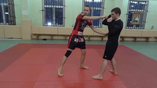 Финт правой - хук на скачке - правый прямой - мидл-кик (колено) в печень смотреть онлайн