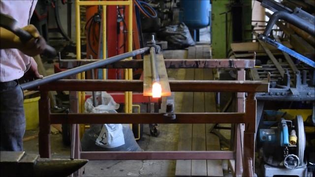 Hand Forging a replica Draw Bar for a portable steam engine. смотреть онлайн