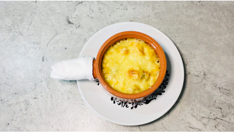 Жульен с курицей и грибами подойдёт и как сытный ужин, и как основное блюдо на праздничный стол