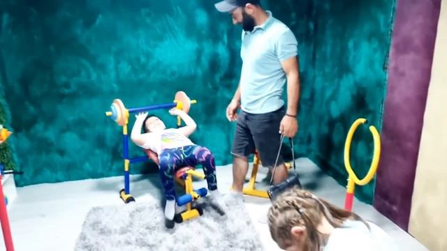 Сюрприз от Гомера и Софии для девочек / круто провели время?первый урожай огурцов? смотреть онлайн