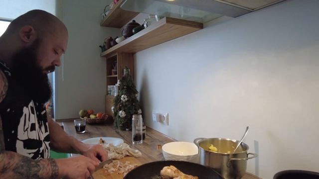 Куриные голени с сыром и картошкой во фритюре смотреть онлайн