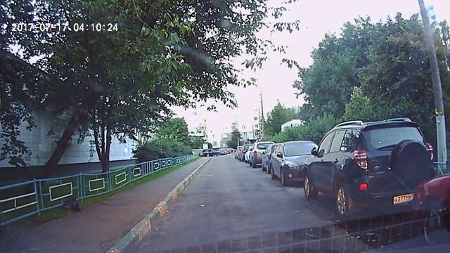 Чурбаньё даже и не думает смотреть по сторонам, когда по дворам летает. смотреть онлайн