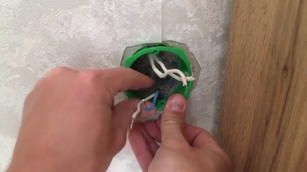 Как Закрепить Выпавшую Розетку В Железном Советском Подрозетнике Раз И Навсегда