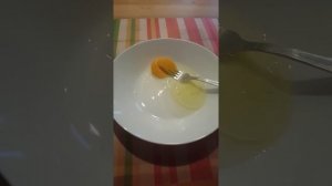 Помогите:у яиц очень густой желток???!!!