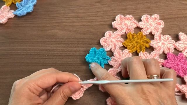 Как красиво использовать остатки пряжи. Цветочная идея. Вязание крючком смотреть онлайн