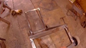 Простая тележка для лодочного мотора.