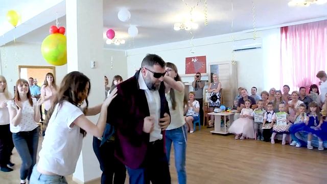 Подарок от родителей детям- Выпускной Флешмоб Сад смотреть онлайн