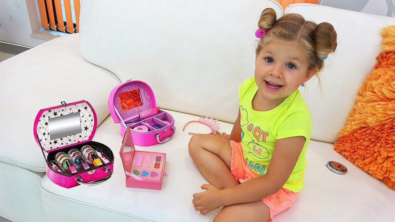 Диана Ждёт Гостей и делает макияж / Diana Waiting For a Friend, dresses up and does makeup смотреть онлайн