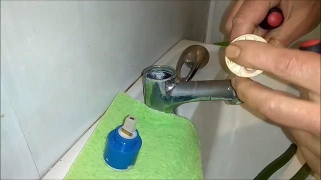 Ремонт смесителя своими руками, Замена картриджа водяного смесителя. смотреть онлайн