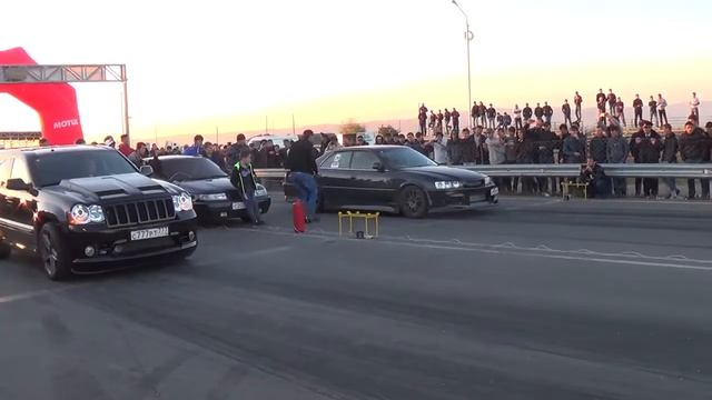 Jeep Grand Cherokee SRT vs Toyota Chaser смотреть онлайн