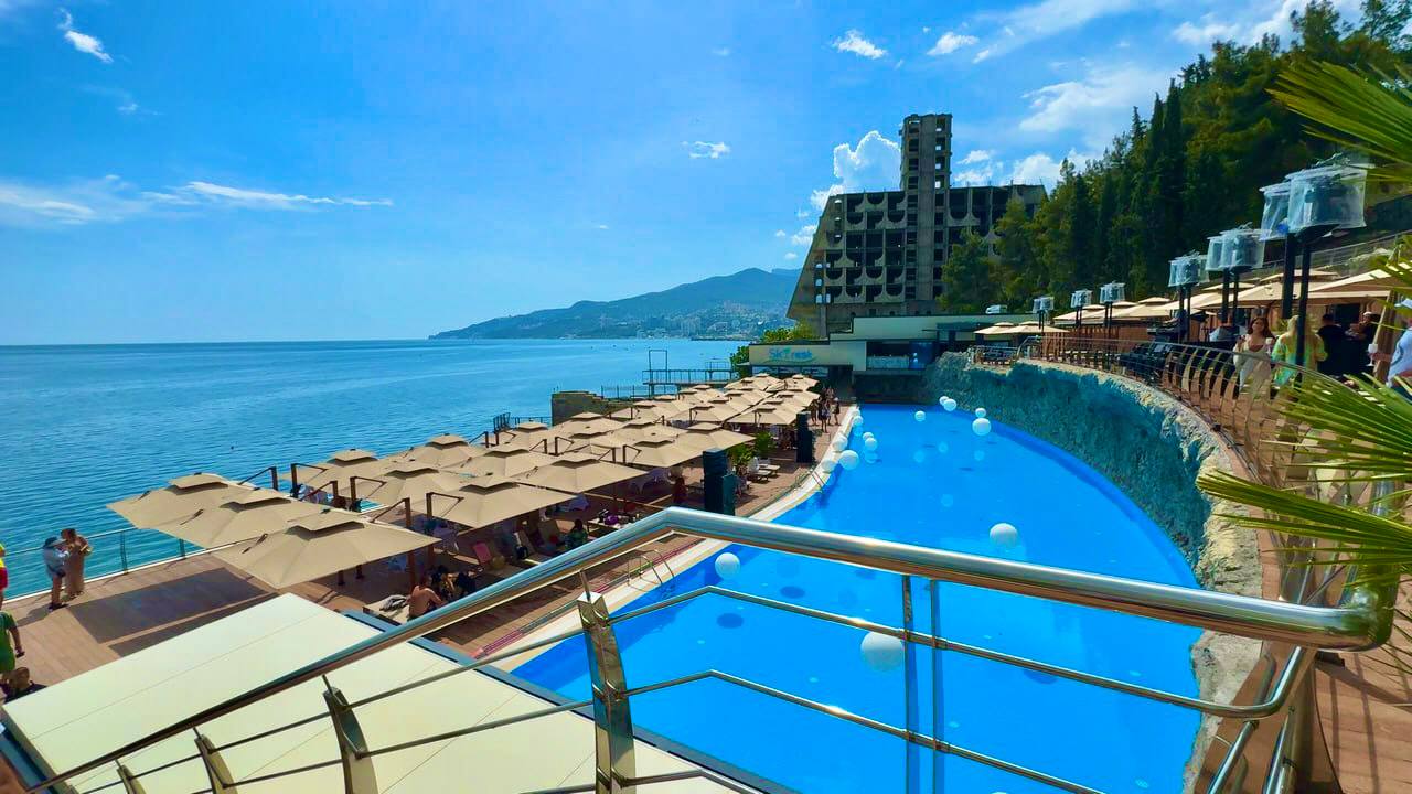 ЯЛТА. ОЧУМЕТЬ! НОВЫЙ ПЛЯЖ ОТГРОХАЛИ! Бассейн, ресторан, развлечения. ОБЗОР. Отдых в Крыму 2024 смотреть онлайн