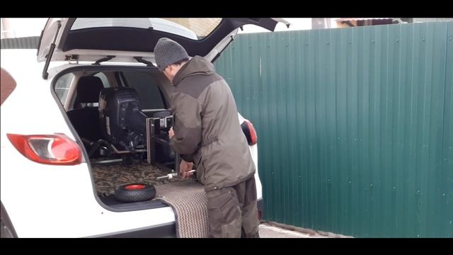 Тележка АКП для перевозки лодочного мотора. Загрузка и выгрузка из автомобиля. смотреть онлайн