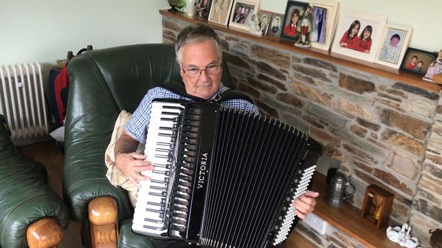 Charade by Henry Mancini on Victoria accordion смотреть онлайн