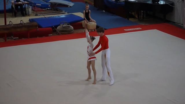 Парный костюм для выступлений на соревнованиях по акробатике Щелкунчик смотреть онлайн