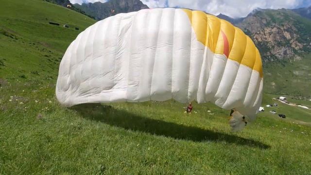 ОБУЧАЮ ИНВАЛИДОВ ЛЕТАТЬ НА ПАРАПЛАНЕ ? смотреть онлайн