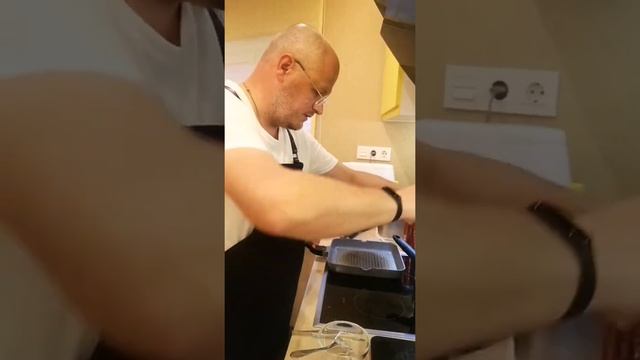 Лосось со сливочным соусом с шампанским и икрой. Запись прямого эфира. смотреть онлайн