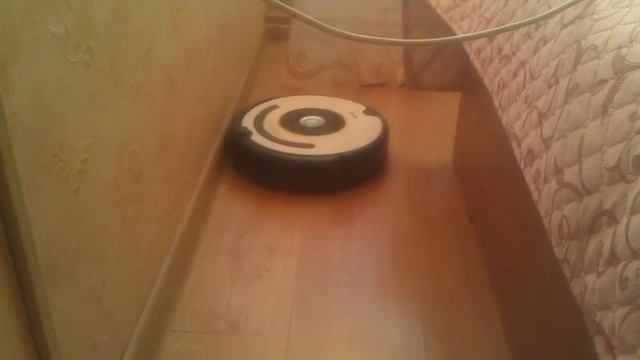 Робот-пылесос iRobot Roomba 620 убирает спальню родителей смотреть онлайн