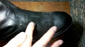 Зимние сапоги: убираем старый крем и наносим новый