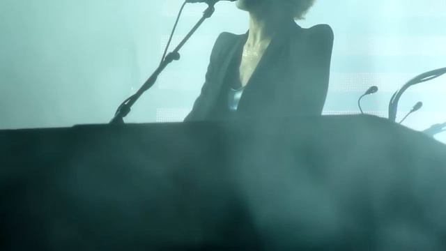 Massive Attack ft. Martina Topley Bird Teardrop Live in Vancouver смотреть онлайн