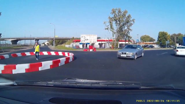 Со стороны Берёзовки, под мостом делают круговое движение смотреть онлайн