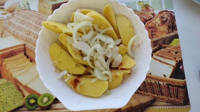КУРИЦА ЗАПЕЧЕННАЯ В ДУХОВКЕ С ХРУСТЯЩЕЙ КОРОЧКОЙ И КАРТОШКОЙ смотреть онлайн