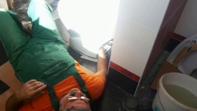 Ванная на ул Локомотивной (6-я часть). Устанавливаем унитаз. смотреть онлайн