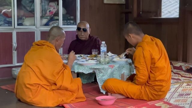 Making merit at Knyaw My Mesuan house, Karen style… Rain hits the roof of the house⛈️? смотреть онлайн