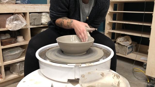 Throwing A Bowl On The Wheel смотреть онлайн