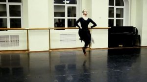 12.  Экзерсис на середине.  Комбинация ковырялочка на воздух в русском танце