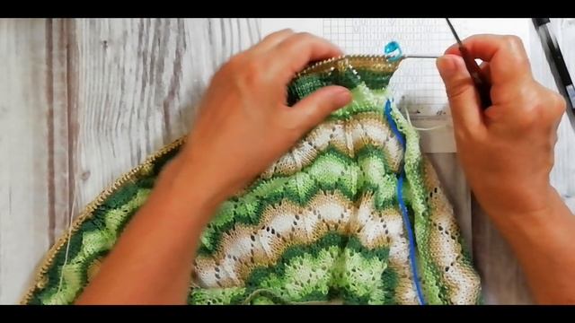 Кофточка с круглой кокеткой спицами. Вязание азиатского ростка по спинке и подрезы. смотреть онлайн