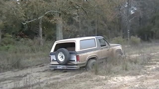 1984 Ford Bronco 4x4 mudding on 33 inch super swamper ltbs смотреть онлайн