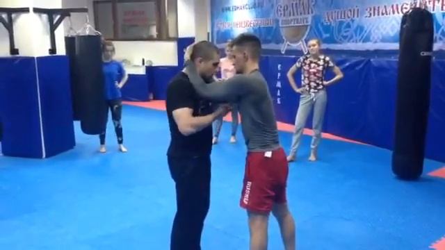 Выход из клинча сбивом плеча и руки (базовая техника, тренировка Мма). смотреть онлайн