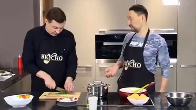 Раис Габитов готовит пасту фетучини с курицей в сливочном соусе смотреть онлайн