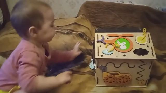 Бизиборд домик - Распаковка и сборка - Подарок на годик для малышки смотреть онлайн