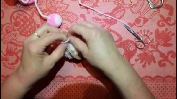 КАК СДЕЛАТЬ ПОМПОНЫ ИЗ ПРЯЖИ ДЛЯ ОФОРМЛЕНИЯ ВЕЩЕЙ!!!POMPON!!!