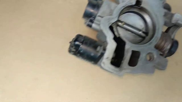 Снимаем дроссельный узел и чистим, меняем регулятор холостого хода (РХХ) на Лада - Калина. смотреть онлайн