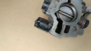 Снимаем дроссельный узел и чистим, меняем регулятор холостого хода (РХХ) на Лада - Калина.