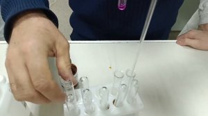 Реакция гидроксида натрия и соляной кислоты, как окрашиваетсяиндикатр фенолфталеинЙющексен художезе