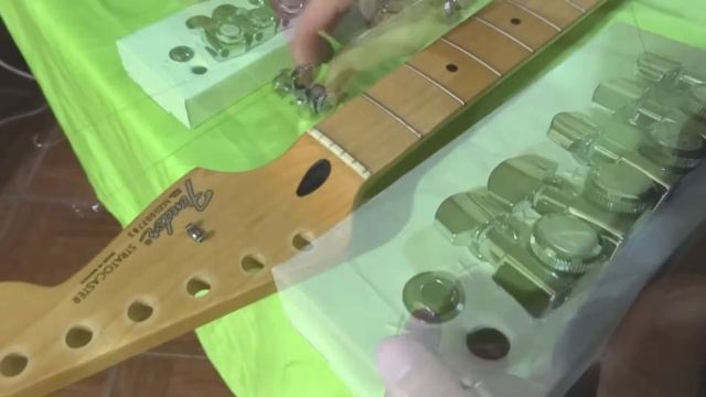 Fender locking tuners instalación, tutorial - Dave Prado смотреть онлайн