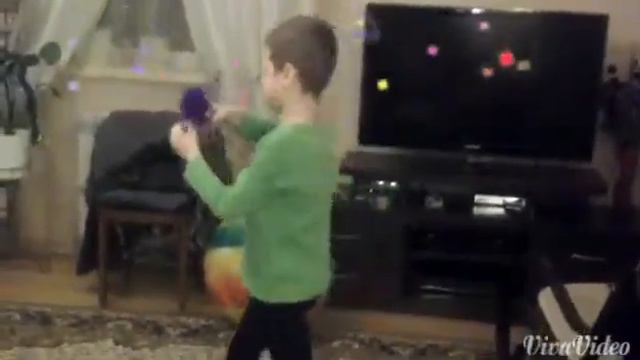 Что делает ребёнок когда он один дома смотреть онлайн