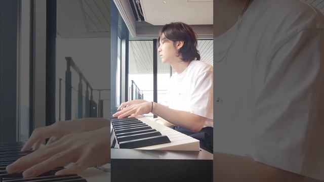 Suga playing "Merry Christmas Mr. Lawrence" on piano смотреть онлайн