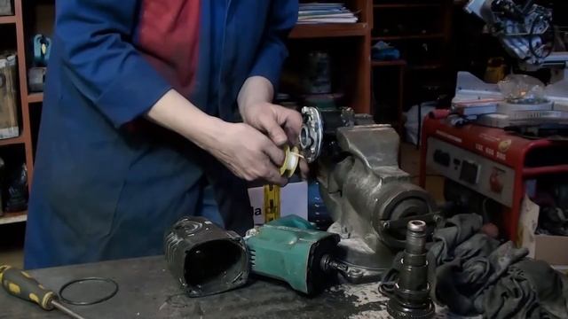 Makita HR 2450 брызгает смазкой
