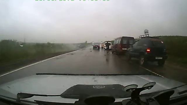 Видеорегистратор.ДТП.Мокрый асфальт 1 смотреть онлайн